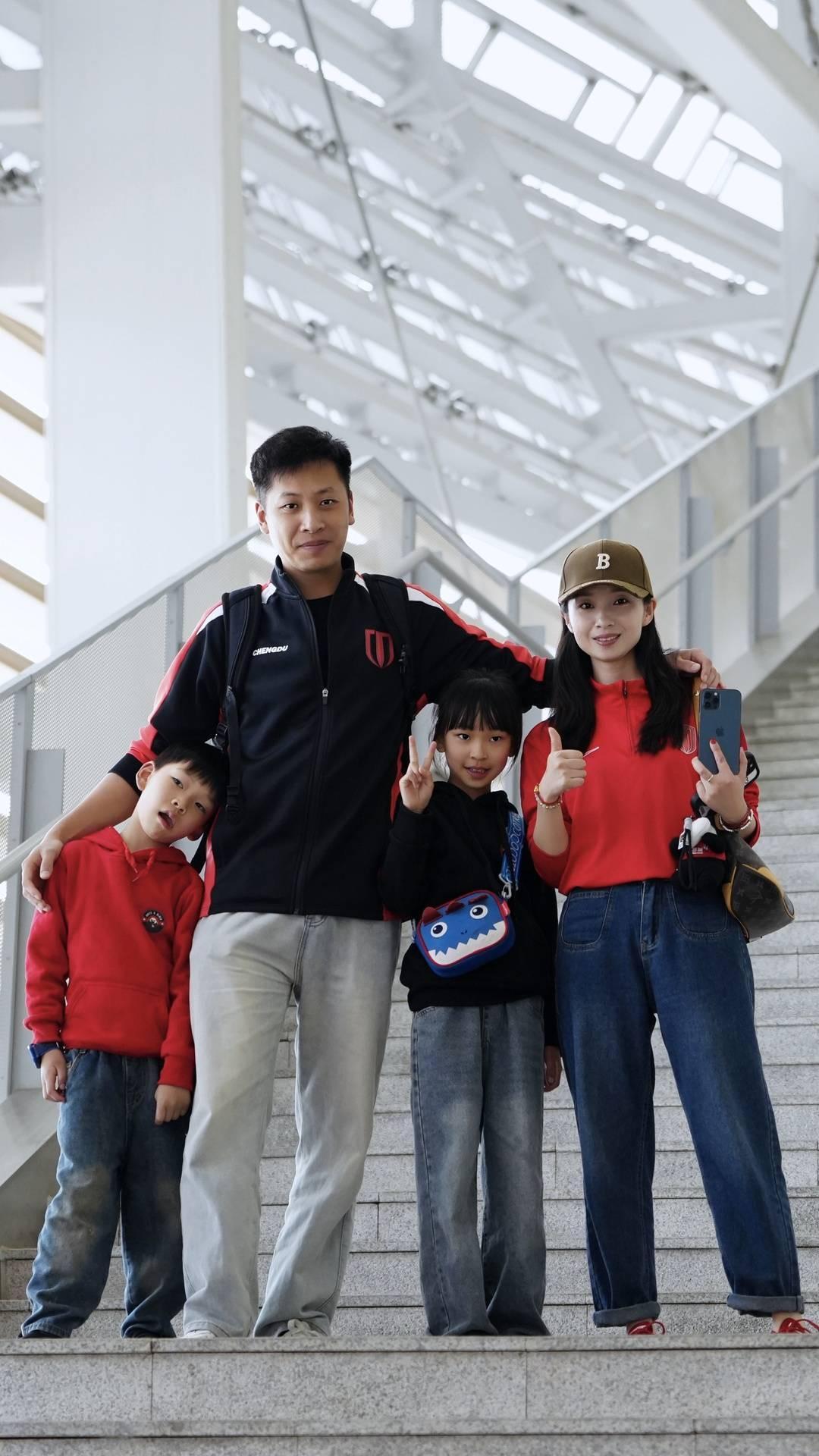 开云平台-成都唯一全勤球迷：最初是老公带着看，全年看球开销超10万