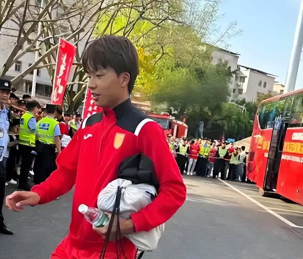 kaiyun sports-德转官宣！重庆铜梁龙防守核心已离队转会欧洲，曾立下赫赫战功