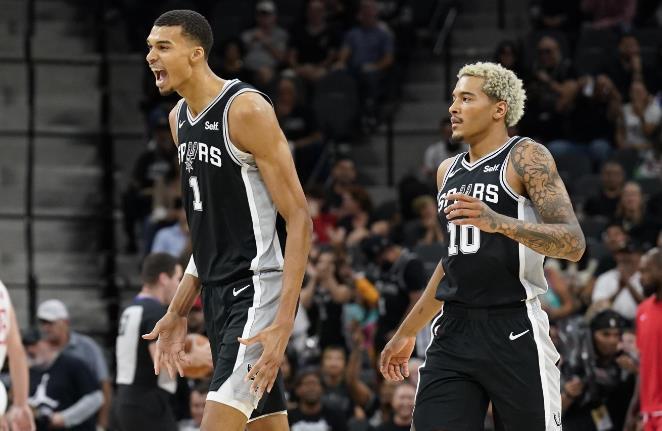 开云官方直播-火箭三喜临门！乌度卡+双前锋获最佳提名，申京无缘，马刺大赢家